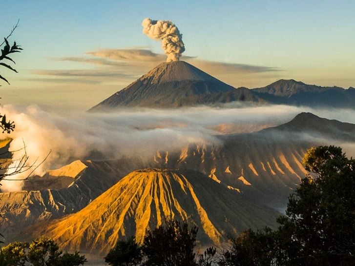 12 Active Volcanoes in Asia  to Climb for a Mind Blowing 